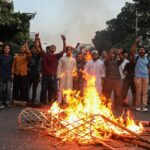 O caos irrompe em Bangladesh enquanto manifestantes entram em confronto com a polícia após a sentença de morte de Sheikh Hasina