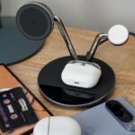 um par de blocos de carregamento USB-A/USB-C contra um fundo multicolorido