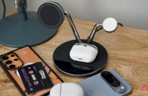 O carregador multi-dispositivo Qi2 da Anker é meu favorito e uma pechincha da Black Friday um par de blocos de carregamento USB-A/USB-C contra um fundo multicolorido