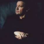 O cineasta diz que Jeremy Renner enviou fotos explícitas e ameaçou ligar para o ICE. Ele nega tudo