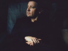 O cineasta diz que Jeremy Renner enviou fotos explícitas e ameaçou ligar para o ICE. Ele nega tudo O cineasta diz que Jeremy Renner enviou fotos explícitas e ameaçou ligar para o ICE. Ele nega tudo