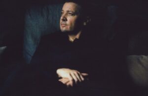 O cineasta diz que Jeremy Renner enviou fotos explícitas e ameaçou ligar para o ICE. Ele nega tudo O cineasta diz que Jeremy Renner enviou fotos explícitas e ameaçou ligar para o ICE. Ele nega tudo