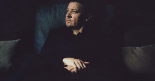 O cineasta diz que Jeremy Renner enviou fotos explícitas e ameaçou ligar para o ICE. Ele nega tudo
