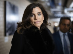 O colapso contínuo do aeroporto de Nancy Mace preocupa seu próprio partido A deputada Nancy Mace, RS.C., fala em um comício de campanha do ex-presidente Donald Trump na quarta-feira, 14 de fevereiro de 2024, em North Charleston, SC (AP Photo/Meg Kinnard)