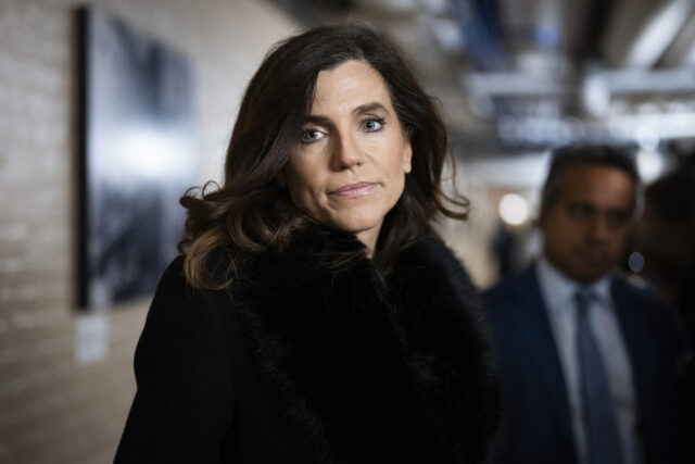 O colapso contínuo do aeroporto de Nancy Mace preocupa seu A deputada Nancy Mace, RS.C., fala em um comício de campanha do ex-presidente Donald Trump na quarta-feira, 14 de fevereiro de 2024, em North Charleston, SC (AP Photo/Meg Kinnard)