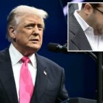 Eliyahu Weinstein sendo escoltado por agentes do FBI.