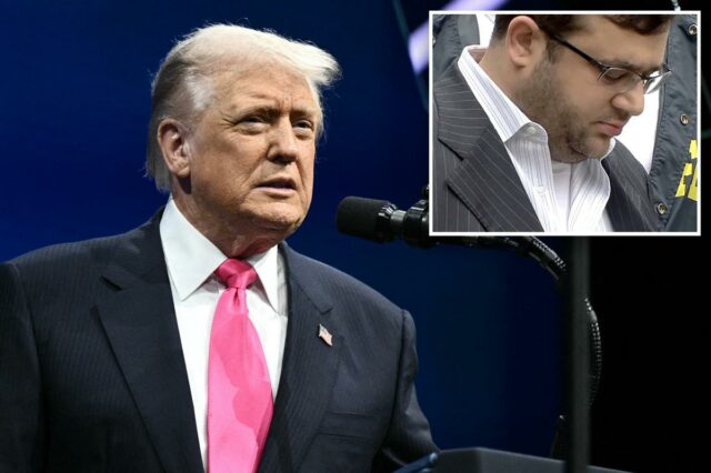 Eliyahu Weinstein sendo escoltado por agentes do FBI.