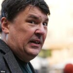 O criador do Padre Ted, Graham Linehan, foi considerado inocente de assédio após briga com ativista trans – mas culpado de danos criminais