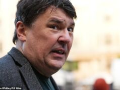 O criador do Padre Ted, Graham Linehan, foi considerado inocente de assédio após briga com ativista trans – mas culpado de danos criminais O criador do Padre Ted, Graham Linehan, foi considerado inocente de assédio após briga com ativista trans – mas culpado de danos criminais