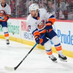 Tony DeAngelo patina com o disco durante a vitória dos Islanders por 4-3 na prorrogação sobre os Golden Knights em 13 de novembro de 2025.