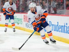 O defensor dos Islanders presta homenagem a Larry Brooks do Post: ‘Ninguém fez o trabalho como ele’ Tony DeAngelo patina com o disco durante a vitória dos Islanders por 4-3 na prorrogação sobre os Golden Knights em 13 de novembro de 2025.