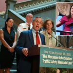 Deputado Robert Smullen falando em entrevista coletiva sobre