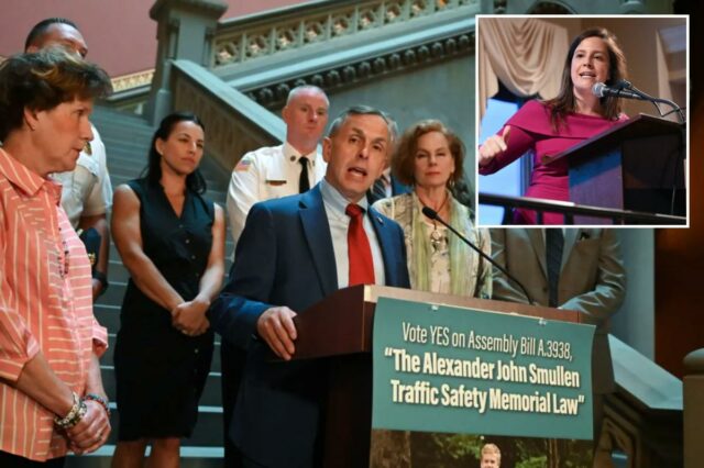 Deputado Robert Smullen falando em entrevista coletiva sobre 