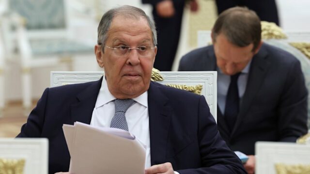 O desaparecimento de Lavrov coloca rumores no Kremlin em alta Visto pela última vez: Lavrov encontra-se com o ministro das Relações Exteriores da Coreia do Norte, Choe Son-hui, no Kremlin, no final de outubro.