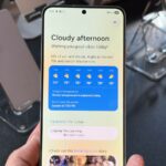 Samsung Galaxy S25 FE encostado a uma lâmpada