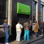 Pessoas fazendo fila em frente a um centro de empregos em Bristol. Os números de hoje marcam o maior aumento do desemprego desde 2021