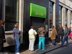 O desemprego no Reino Unido dispara 5% à medida que o crescimento regular dos rendimentos cai para 4,6%, em mais más notícias para Rachel Reeves Pessoas fazendo fila em frente a um centro de empregos em Bristol. Os números de hoje marcam o maior aumento do desemprego desde 2021