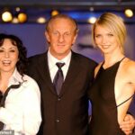 O ex-designer pessoal da princesa Diana, Paul Costelloe (foto com Marie Helvin e Jodie Kidd), morreu aos 80 anos, confirmou sua gravadora