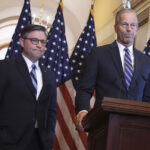 A partir da esquerda, o líder da maioria na Câmara, Tom Emmer, R-Minn., Presidente da Conferência Republicana da Câmara, Rep. Lisa McClain, R-Mich., Presidente da Câmara Mike Johnson, R-La., Líder da maioria na Câmara Steve Scalise, R-La., e Presidente do Comitê de Dotações da Câmara, Tom Cole, R-Okla., durante uma coletiva de imprensa no 8º dia da paralisação do governo no Capitólio dos EUA na quarta-feira, 8 de outubro de 2025, em Washington. (Foto AP/John McDonnell)