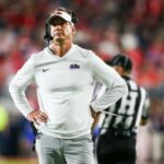 O técnico do Mississippi Rebels, Lane Kiffin, ficou de fora durante o primeiro quarto contra o Florida Gators no Vaught-Hemingway Stadium.