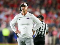 O dia da decisão de Ole Miss-LSU de Lane Kiffin mergulha no caos com atrasos O técnico do Mississippi Rebels, Lane Kiffin, ficou de fora durante o primeiro quarto contra o Florida Gators no Vaught-Hemingway Stadium.