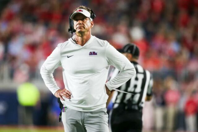 O técnico do Mississippi Rebels, Lane Kiffin, ficou de fora durante o primeiro quarto contra o Florida Gators no Vaught-Hemingway Stadium. 