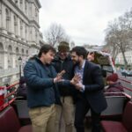 O diretor de 'Family Plan 2', Simon Cellan Jones, fala sobre por que os computadores nunca podem duplicar as emoções dos filmes de ação feitos pelo homem: 'IF‑‑‑ing Hate AI’