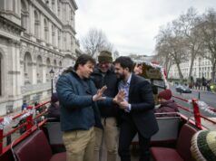 O diretor de ‘Family Plan 2’, Simon Cellan Jones, fala sobre por que os computadores nunca podem duplicar as emoções dos filmes de ação feitos pelo homem: ‘IF‑‑‑ing Hate AI’ O diretor de 'Family Plan 2', Simon Cellan Jones, fala sobre por que os computadores nunca podem duplicar as emoções dos filmes de ação feitos pelo homem: 'IF‑‑‑ing Hate AI’