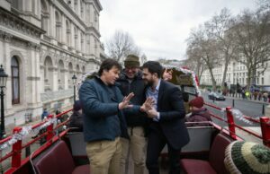 O diretor de ‘Family Plan 2’, Simon Cellan Jones, fala sobre por que os computadores nunca podem duplicar as emoções dos filmes de ação feitos pelo homem: ‘IF‑‑‑ing Hate AI’ O diretor de 'Family Plan 2', Simon Cellan Jones, fala sobre por que os computadores nunca podem duplicar as emoções dos filmes de ação feitos pelo homem: 'IF‑‑‑ing Hate AI’