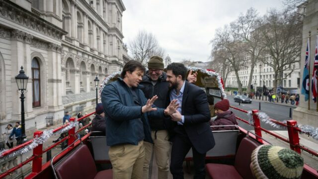 O diretor de 'Family Plan 2', Simon Cellan Jones, fala sobre por que os computadores nunca podem duplicar as emoções dos filmes de ação feitos pelo homem: 'IF‑‑‑ing Hate AI’
