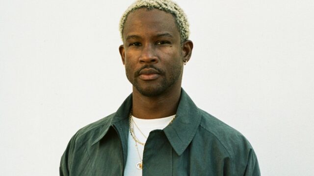 O diretor de 'My Father's Shadow', Akinola Davies Jr., entre os avanços do BAFTA em 2025
