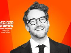 O diretor de ‘Train Dreams’, Clint Bentley, analisa a sequência angustiante do incêndio: “Filmamos em uma área que foi devastada pelo incêndio” O diretor de 'Train Dreams', Clint Bentley, analisa a sequência angustiante do incêndio: “Filmamos em uma área que foi devastada pelo incêndio”