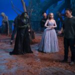 O diretor de 'Wicked: For Good' Jon M. Chu diz que Ariana Grande e Cynthia Erivo criaram a cena mais emocional por acidente: 'I Forgot to Call Cut'