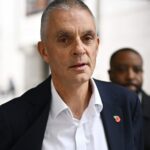 O diretor-geral demitido da BBC, Tim Davie, reconhece 'erro' na edição do discurso de Trump, mas diz à equipe: 'Temos que lutar pelo nosso jornalismo'