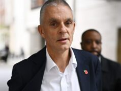 O diretor-geral demitido da BBC, Tim Davie, reconhece ‘erro’ na edição do discurso de Trump, mas diz à equipe: ‘Temos que lutar pelo nosso jornalismo’ O diretor-geral demitido da BBC, Tim Davie, reconhece 'erro' na edição do discurso de Trump, mas diz à equipe: 'Temos que lutar pelo nosso jornalismo'