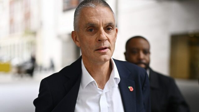 O diretor-geral demitido da BBC, Tim Davie, reconhece 'erro' na edição do discurso de Trump, mas diz à equipe: 'Temos que lutar pelo nosso jornalismo'
