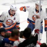 O central do New York Islanders, Bo Horvat (14), comemora seu gol com o central Mathew Barzal (13) durante o terceiro período de um jogo de hóquei da NHL contra o Washington Capitals, sexta-feira, 31 de outubro de 2025.