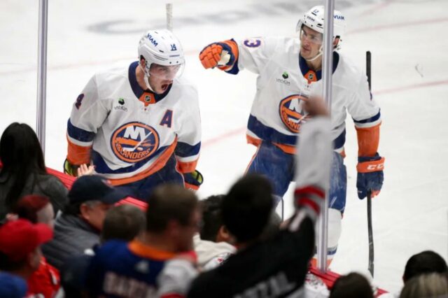 O central do New York Islanders, Bo Horvat (14), comemora seu gol com o central Mathew Barzal (13) durante o terceiro período de um jogo de hóquei da NHL contra o Washington Capitals, sexta-feira, 31 de outubro de 2025.