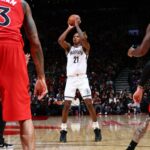 Noah Clowney, do Nets, chuta a bola durante o jogo contra o Toronto Raptors em 23 de novembro de 2025, na Scotiabank Arena.