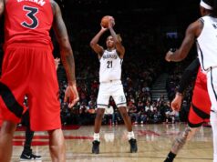 O erro imprudente de Noah Clowney ocorre quando ele está emergindo como titular do Nets Noah Clowney, do Nets, chuta a bola durante o jogo contra o Toronto Raptors em 23 de novembro de 2025, na Scotiabank Arena.