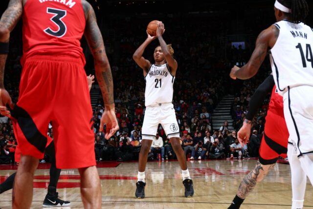Noah Clowney, do Nets, chuta a bola durante o jogo contra o Toronto Raptors em 23 de novembro de 2025, na Scotiabank Arena. 