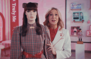 O esboço da SNL American Girl Doll fica desconfortável, rápido Mulher branca com jaleco branco ao lado de uma American Girl Doll em tamanho real