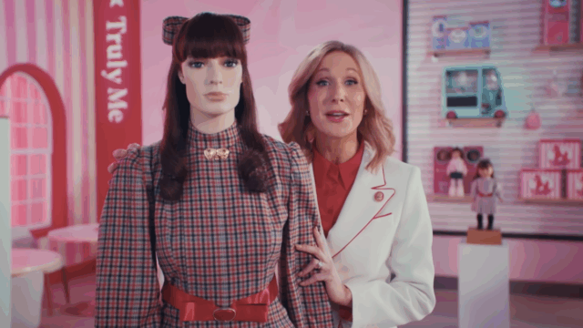 O esboço da SNL American Girl Doll fica desconfortável, rápido Mulher branca com jaleco branco ao lado de uma American Girl Doll em tamanho real