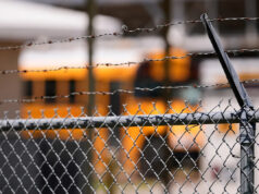 O esforço da administração Trump para acabar com os casos de dessegregação escolar da década de 1960 enfrenta um obstáculo Yahoo news home