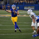 O técnico do San Jose State, Ken Niumatalolo, está na linha lateral enquanto joga contra a Força Aérea no quarto quarto de seu jogo na San Jose State University, em San Jose, Califórnia, no sábado, 8 de novembro de 2025. A Força Aérea derrotou o San Jose State por 26-16. (José Carlos Fajardo/Bay Area News Group)