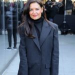 Katie Holmes é vista, fora de Patou, durante a Alta Costura Outono/Inverno 2024/25 como parte da Paris Fashion Week em 27 de junho de 2024 em Paris, França.
