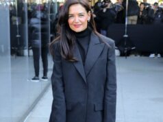 O estilo crossbody curvo de Katie Holmes, de US $ 535, está na moda agora Katie Holmes é vista, fora de Patou, durante a Alta Costura Outono/Inverno 2024/25 como parte da Paris Fashion Week em 27 de junho de 2024 em Paris, França.