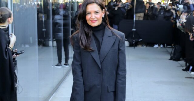 Katie Holmes é vista, fora de Patou, durante a Alta Costura Outono/Inverno 2024/25 como parte da Paris Fashion Week em 27 de junho de 2024 em Paris, França.