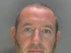 O estuprador em série, o policial David Carrick, é condenado à prisão perpétua após ser condenado por molestar uma menina de 12 anos e estuprar um ex-parceiro David Carrick, 50 anos, é um ex-oficial da Polícia Metropolitana que já havia admitido um grande número de crimes sexuais contra 12 mulheres cometidos durante um período de 17 anos.