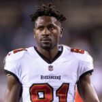 Ex-jogador da NFL Antonio Brown é procurado por tentativa de homicídio